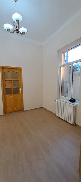 TINERETULUI (metrou) - DIMITRIE CANTEMIR, casa 2 camere, curte proprie