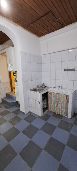 TINERETULUI (metrou) - DIMITRIE CANTEMIR, casa 2 camere, curte proprie